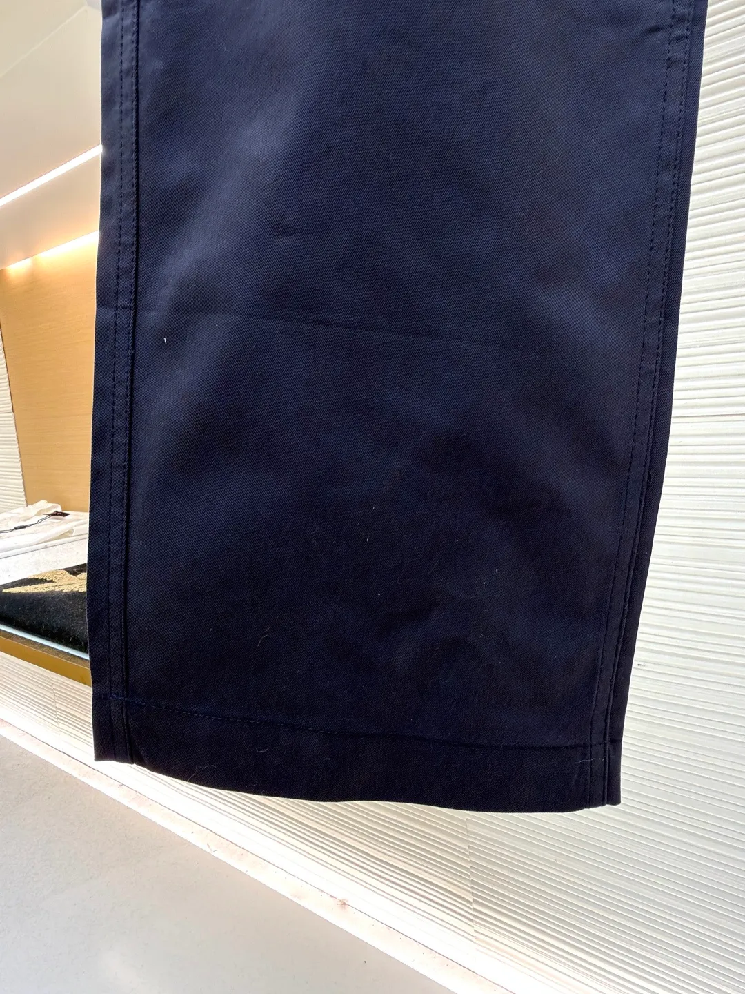 LOUIS VUITTON pocket embroidered work trousers ●Original version: Purchased and developed for 9999 ●Item number: 1681825-B50 ●Fabric: cotton twill fabric ●Technology: embroidery production ●Color: navy blue ●Version: fitted version ●Weight: about 520 grams ●Size: 44-46-48-50 ●Description: The high cotton content ensures the fabric's excellent breathability, durability and classic workwear texture, while the twill weave gives it unique wear resistance and stiffness. The special fabric technology solves the pain points of tight and stiff traditional overalls; it provides greater freedom when moving, significantly improves wearing comfort and flexibility, and achieves a balance between function and comfort. The application of three-dimensional core-spinning embroidery technology in the pocket position is achieved by adding additional cotton thread or foam as the core material to the pattern filling layer, and then using embroidery thread to fully cover the embroidery. The logo pattern is significantly protruded from the surface of the fabric, forming a full three-dimensional effect. This process not only enhances the visual impact and tactile level, but also improves the wear resistance of the pocket area through the buffering effect of the core material, ensuring that the pattern can still remain crisp and not deformed in complex daily use, ensuring that the pattern is clear and durable, and injecting a sense of sophistication into the rugged workwear style. Diversified pocket system combines workwear functionality with sophistication. The flap cargo pockets on both sides are a signature element, and their flap design prevents items from falling and enhances the visual three-dimensionality. Italian style pockets provide simple side storage. The overall wiring is straight and delicate, the fabric is comfortable and soft, and the color is consistent without color difference. It can be matched with the same style to create a fashionable look and control various occasions. Customized accessories, complete with three standards, same style for men and women!